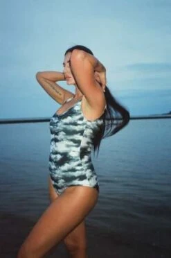 Minnow BathersDOOM CLOUD MAILLOT