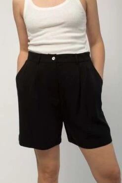 Donni.Twill Pleated Short - Jet -AGOLDE Store Donni Twill Pleated Short Jet 20231018012647