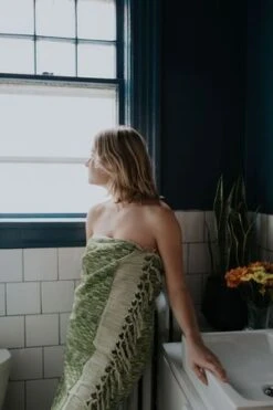 Weft EndBrilliant Oversized Bath Towel - Green